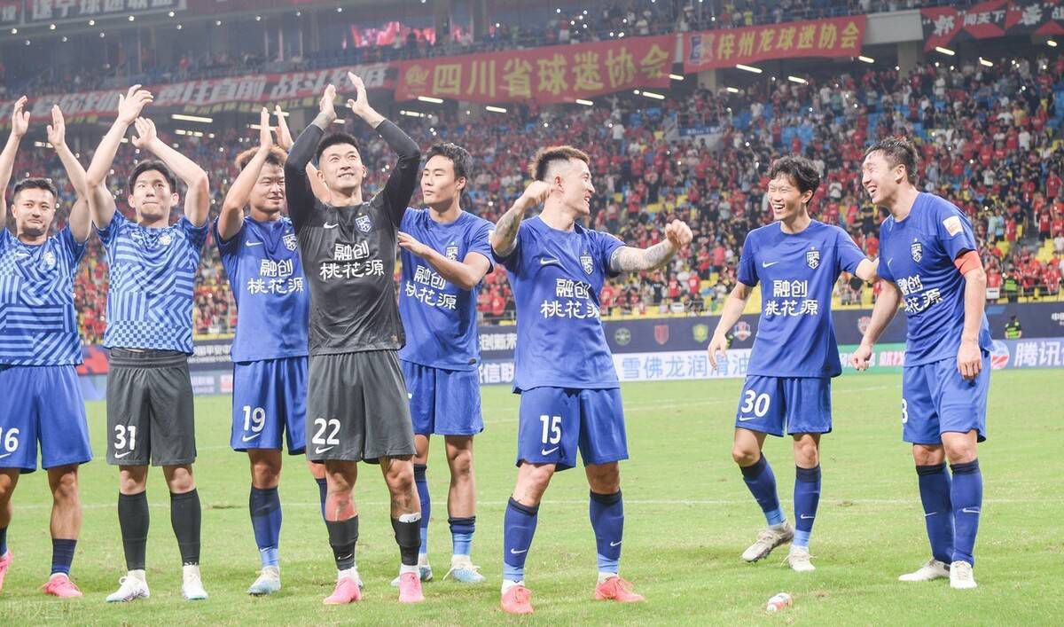 曾经参与过《唐人街探案》、《情圣》等一众高票房贺岁喜剧的肖央堪称;喜剧锦鲤，这次他自导自演《天气预爆》首登贺岁档IMAX大银幕，也是下足了猛料，肖央在接受采访时首先为大家解读IMAX海报：;大家看到的海报是一个风雨雷电大战雾霾魔鬼的那么一个画面，这风雨雷电是我们传统文化中掌管气象的神仙
